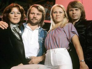 آهنگ انگلیسی Dancing Queen از ABBA به همراه متن و ترجمه مجزا