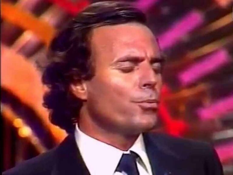 آهنگ فرانسوی Un jour tu ris, un jour tu pleures (یک روز می خندی، یک روز گریه می کنی) از Julio Iglesias به همراه متن و ترجمه مجزا