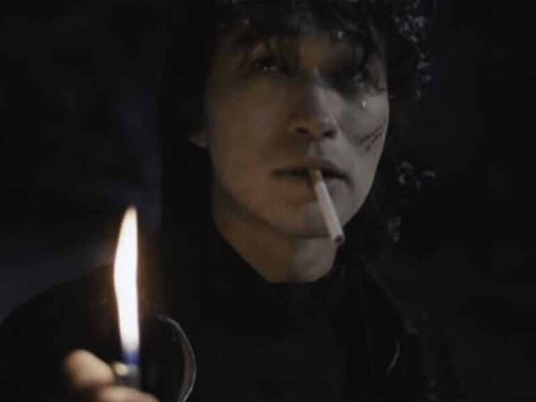 آهنگ روسی Пачка сигарет (یه پاکت سیگار) از Kino با متن و ترجمه مجزا