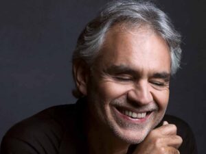 آهنگ اسپانیایی Bésame mucho (بوسه بارانم کن) از Andrea Bocelli به همراه متن و ترجمه مجزا