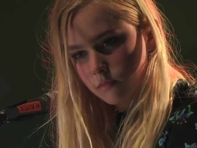 آهنگ فنلاندی Syntynyt suruun ja puettu pettymyksin (زادهٔ غم و ملبس به ناامیدی) از Maustetytöt به همراه متن و ترجمه مجزا