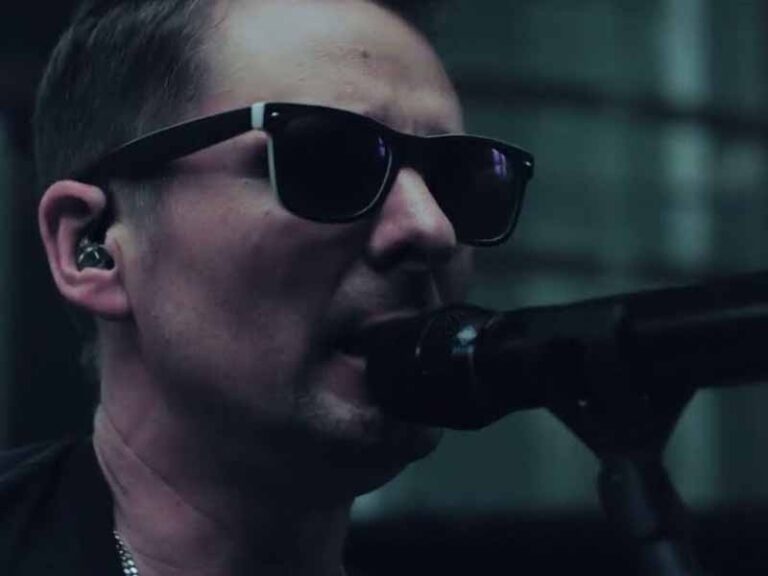 آهنگ انگلیسی We Are Fucking Fucked از Muse به همراه متن و ترجمه مجزا