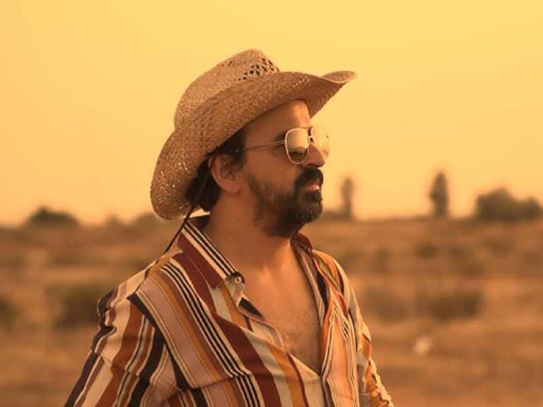 آهنگ انگلیسی Desert in your eyes از Monsieur Minimal به همراه متن و ترجمه مجزا