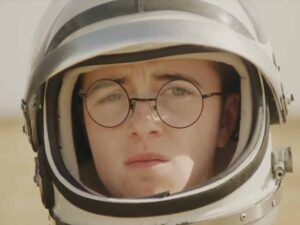 آهنگ انگلیسی Boy in the Bubble از Alec Benjamin به همراه متن و ترجمه مجزا