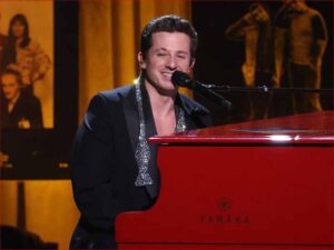 آهنگ انگلیسی December 25th از Charlie Puth به همراه متن و ترجمه مجزا