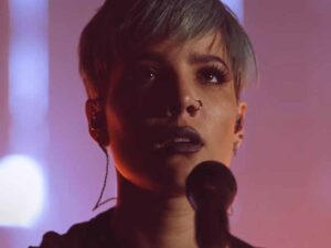 آهنگ انگلیسی Hold Me Down از Halsey به همراه متن و ترجمه مجزا