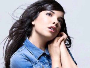 آهنگ فرانسوی Feuille d’automne از Indila به همراه متن و ترجمه مجزا