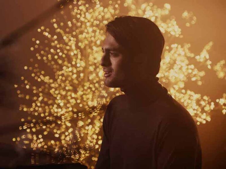 آهنگ انگلیسی I‘ll Be Home For Christmas از Andrea Bocelli به همراه متن و ترجمه مجزا