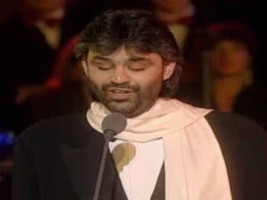 آهنگ ایتالیایی La Donna È Mobile از Andrea Bocelli به همراه متن و ترجمه مجزا