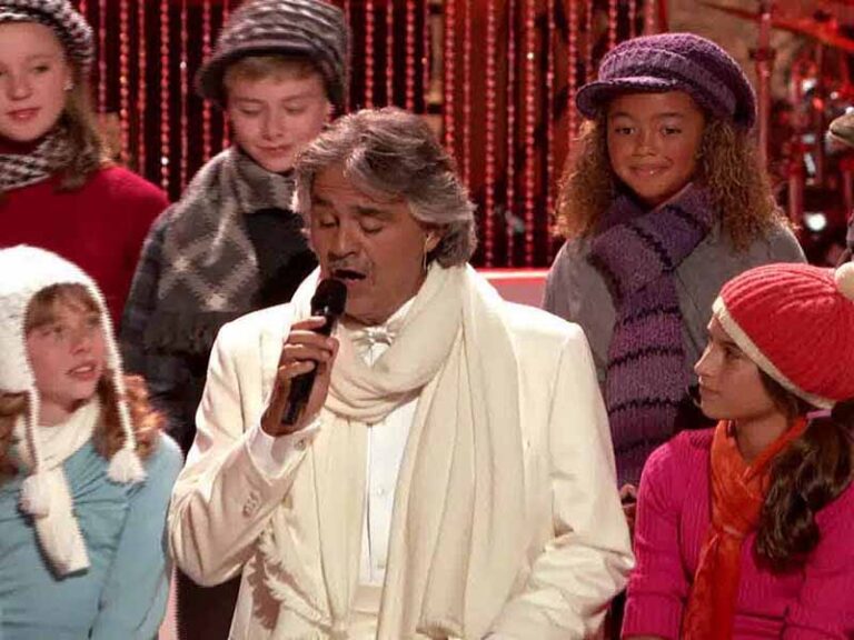 آهنگ انگلیسی When Christmas Comes To Town از Andrea Bocelli به همراه متن و ترجمه مجزا