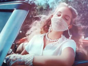 آهنگ انگلیسی Chemtrails Over the Country Club از Lana Del Rey به همراه متن و ترجمه مجزا