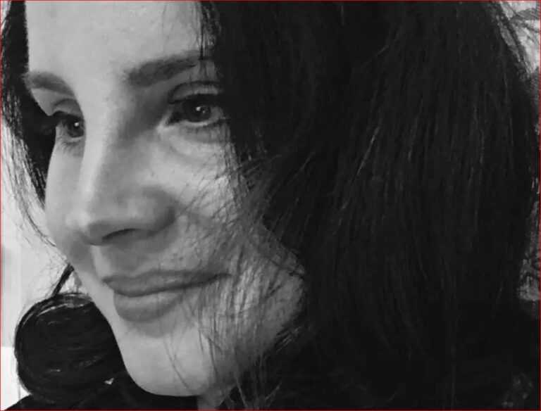 آهنگ انگلیسی Hope is a dangerous thing for a woman like me to have از Lana Del Rey به همراه متن و ترجمه مجزا