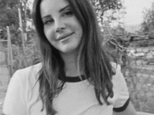 آهنگ انگلیسی Mariners apartment complex از Lana Del Rey به همراه متن و ترجمه مجزا