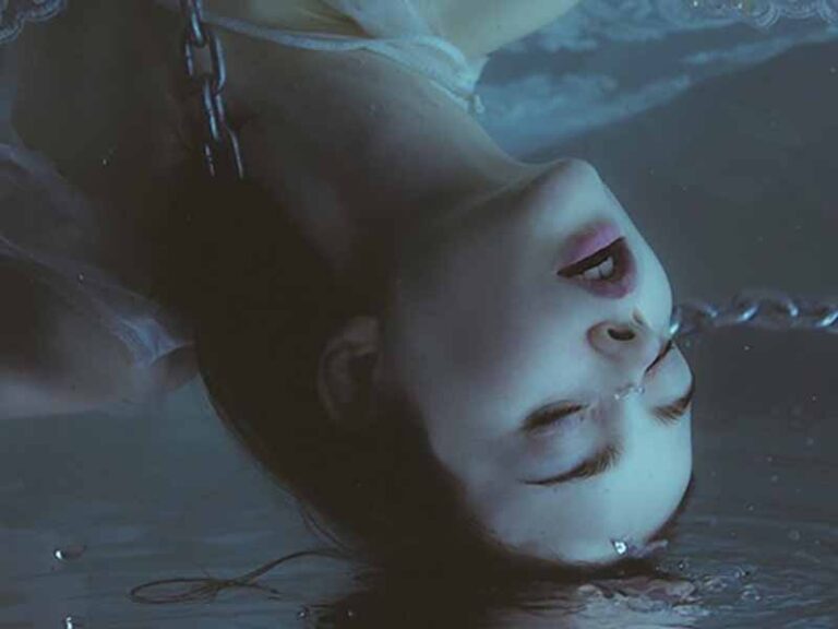 آهنگ انگلیسی The Blackest Day از Lana Del Rey به همراه متن و ترجمه مجزا