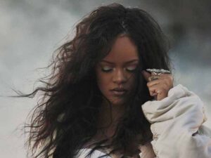 آهنگ انگلیسی Lift Me Up از Rihanna به همراه متن و ترجمه مجزا