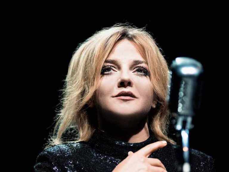 آهنگ آلمانی  Das Universum schlägt zurück از Annett Louisan به همراه متن و ترجمه مجزا