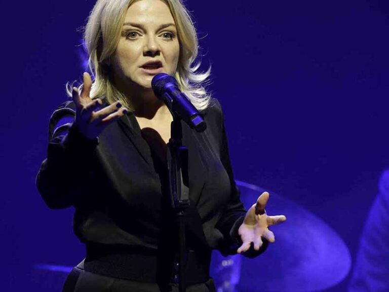 آهنگ آلمانی  Die mittleren Jahre از Annett Louisan به همراه متن و ترجمه مجزا