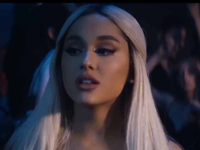 آهنگ انگلیسی break up with your girlfriend, i’m bored از Ariana Grande به همراه متن و ترجمه مجزا