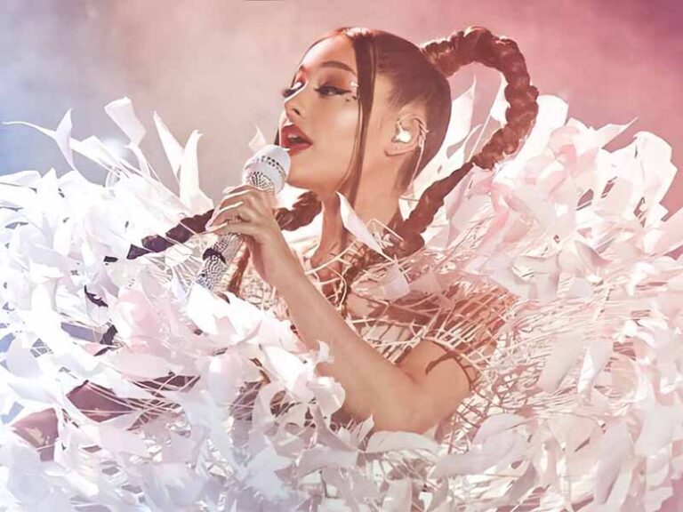 آهنگ انگلیسی Just Look Up از Ariana Grande به همراه متن و ترجمه مجزا