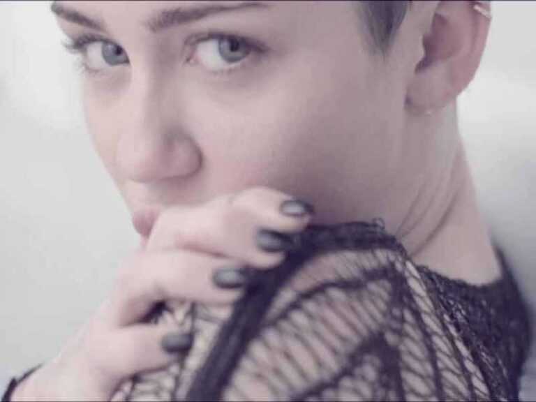آهنگ انگلیسی Adore You از Miley Cyrus به همراه متن و ترجمه مجزا
