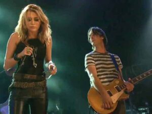 آهنگ انگلیسی Every Rose Has Its Thorn از Miley Cyrus به همراه متن و ترجمه مجزا