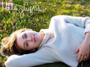 آهنگ انگلیسی Malibu از Miley Cyrus به همراه متن و ترجمه مجزا