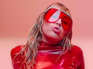 آهنگ انگلیسی Mother’s Daughter از Miley Cyrus به همراه متن و ترجمه مجزا