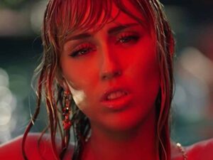 آهنگ انگلیسی Never Be Me از Miley Cyrus به همراه متن و ترجمه مجزا
