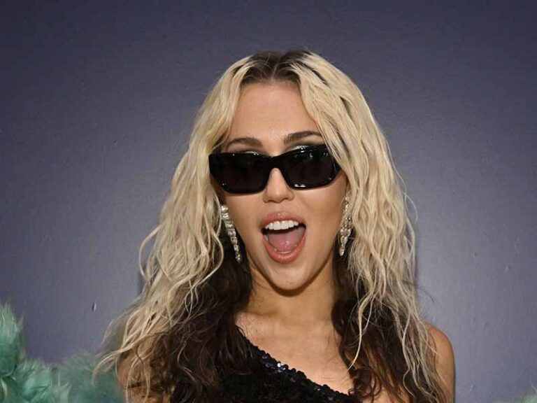 آهنگ انگلیسی Muddy Feet از Miley Cyrus و Sia به همراه متن و ترجمه مجزا