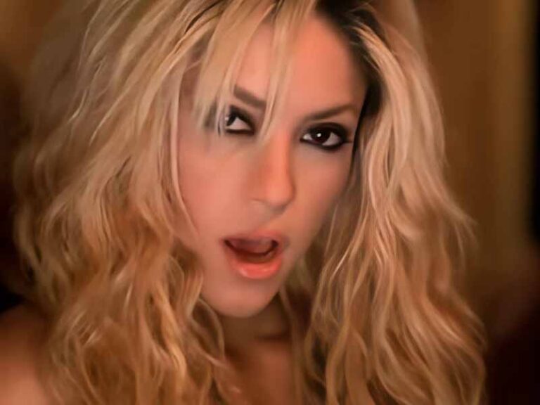 آهنگ انگلیسی Underneath Your Clothes از Shakira به همراه متن و ترجمه مجزا
