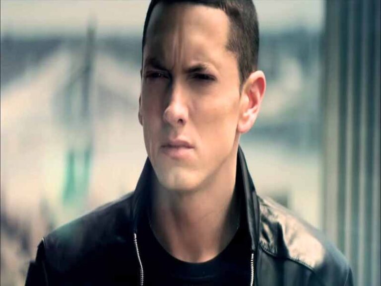 آهنگ انگلیسی Not Afraid از Eminem به همراه متن و ترجمه مجزا