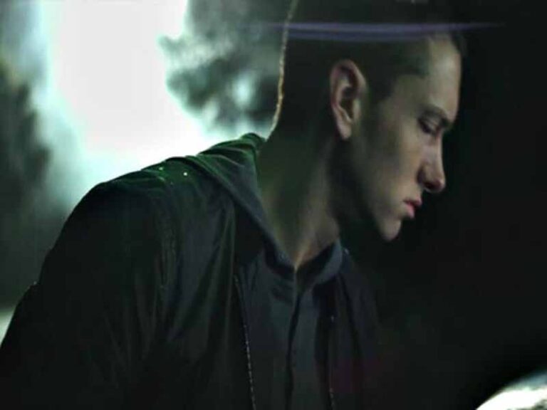 آهنگ انگلیسی Space Bound از Eminem به همراه متن و ترجمه مجزا