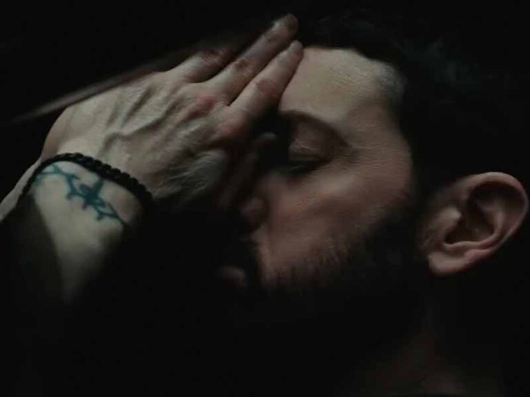 آهنگ انگلیسی Somebody Save Me از Eminem به همراه متن و ترجمه مجزا