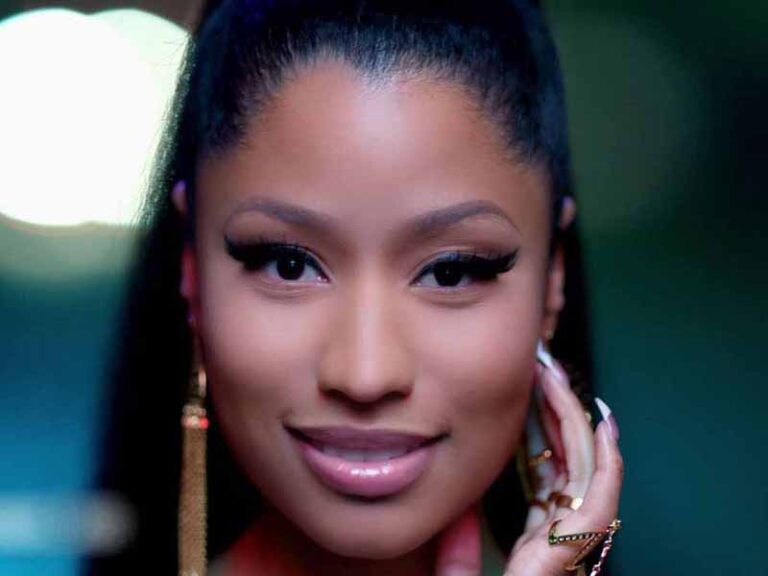 آهنگ انگلیسی The Night Is Still Young از Nicki Minaj به همراه متن و ترجمه مجزا