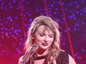 آهنگ انگلیسی Dress از Taylor Swift به همراه متن و ترجمه مجزا