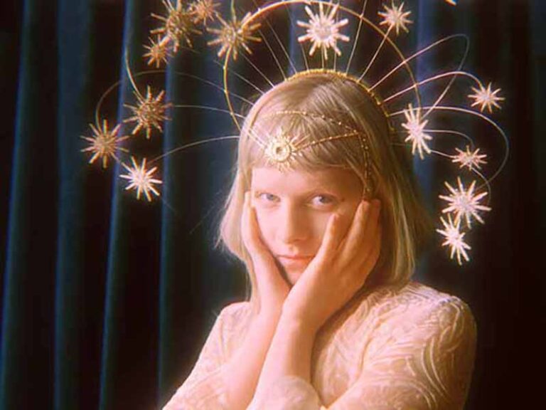 آهنگ انگلیسی A Dangerous Thing از AURORA به همراه متن و ترجمه مجزا