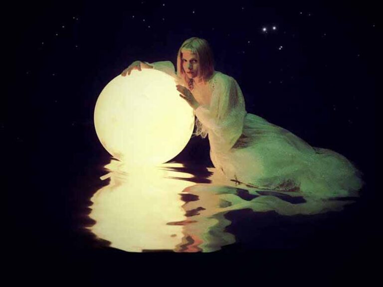 آهنگ انگلیسی A Temporary High از AURORA به همراه متن و ترجمه مجزا