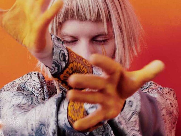 آهنگ انگلیسی All Is Soft Inside از AURORA به همراه متن و ترجمه مجزا