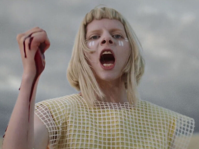 آهنگ انگلیسی Apple Tree از AURORA به همراه متن و ترجمه مجزا