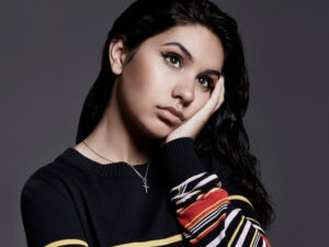 آهنگ انگلیسی Here از Alessia Cara به همراه متن و ترجمه مجزا