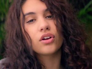 آهنگ انگلیسی How Far I’ll Go از Alessia Cara به همراه متن و ترجمه مجزا