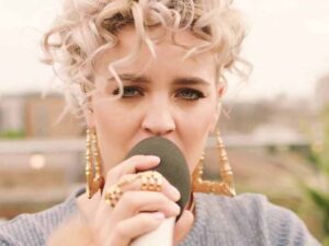 آهنگ انگلیسی Alarm از Anne Marie به همراه متن و ترجمه مجزا