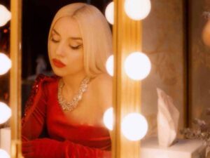 آهنگ انگلیسی Christmas Without You از Ava Max به همراه متن و ترجمه مجزا