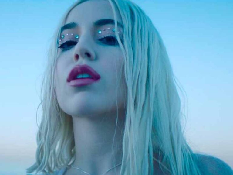 آهنگ انگلیسی  Freaking Me Out از Ava Max به همراه متن و ترجمه مجزا