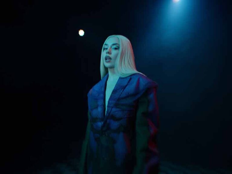 آهنگ انگلیسی Ghost از Ava Max به همراه متن و ترجمه مجزا