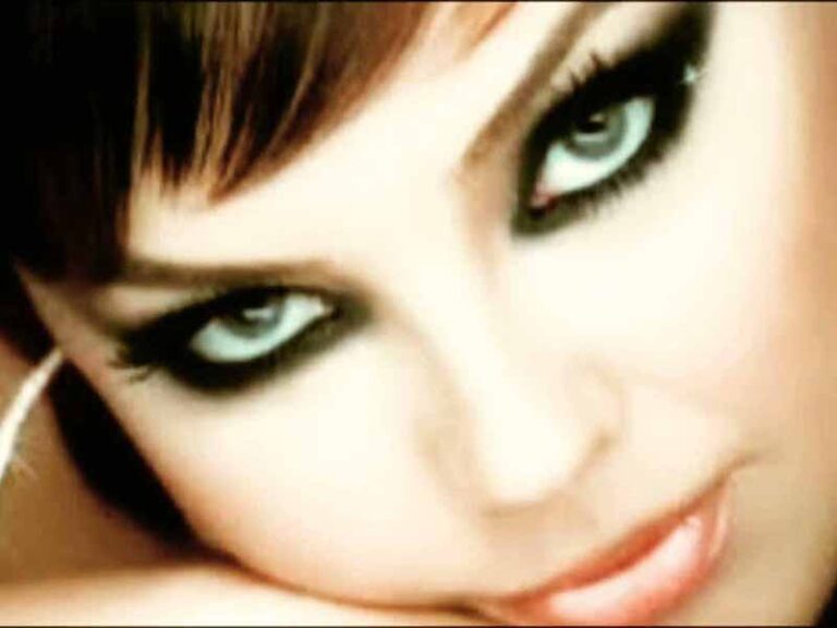 آهنگ ترکی Mümkünse از Ebru Gündeş به همراه متن و ترجمه مجزا