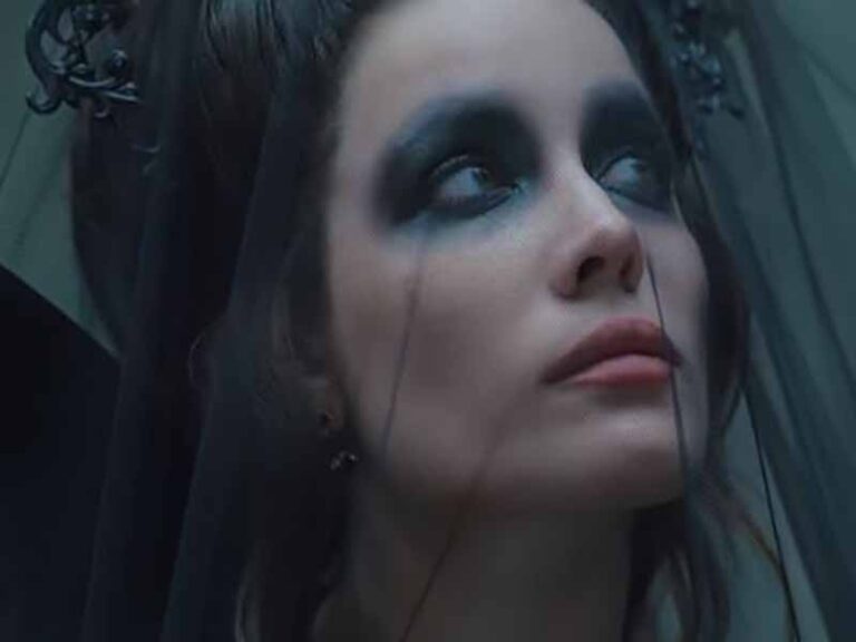 آهنگ انگلیسی Bells in Santa Fe از Halsey به همراه متن و ترجمه مجزا