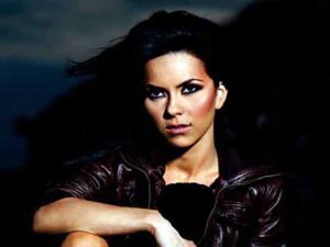 آهنگ انگلیسی Famous از INNA به همراه متن و ترجمه مجزا