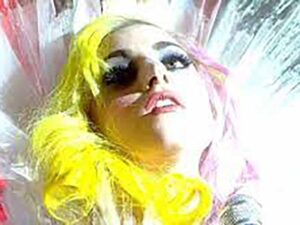 آهنگ انگلیسی Brown Eyes از Lady Gaga به همراه متن و ترجمه مجزا