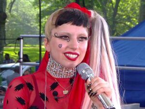 آهنگ انگلیسی Good Morning از Lady Gaga به همراه متن و ترجمه مجزا